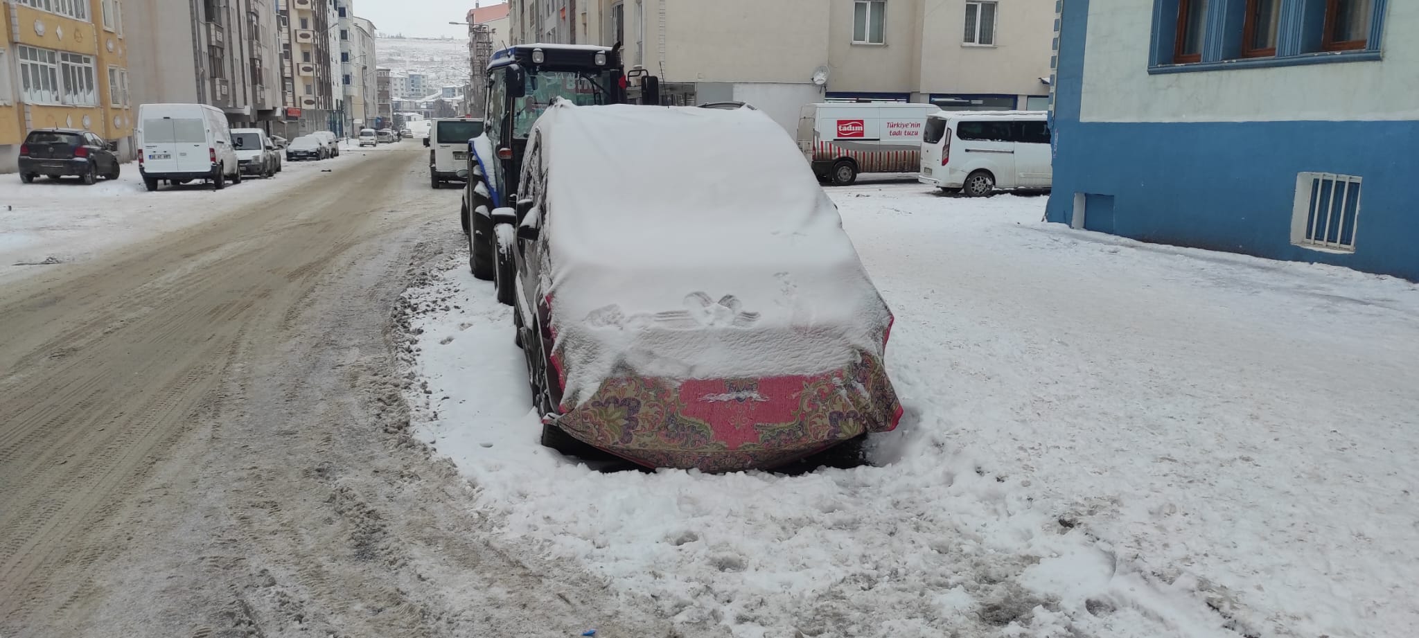 Kars'ta sıcaklık eksi 17 dereceye düştü; araçlar için battaniyeli önlem