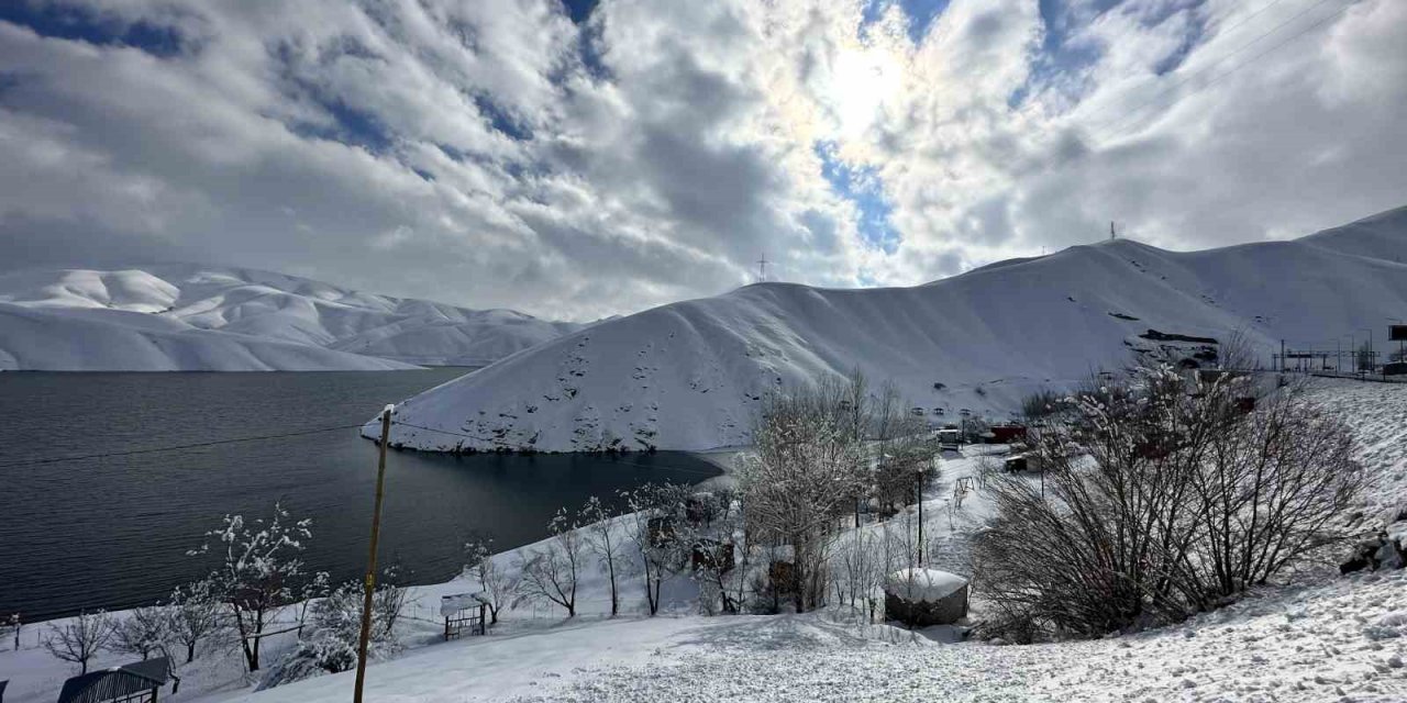 Karla kaplanan Yüksekova Dilimli Barajı görüntüsüyle hayran bıraktı
