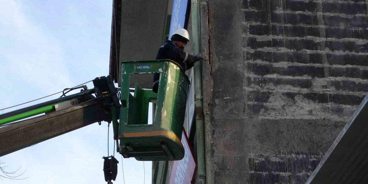 Depremde Malatya’da bazı evlerin dış cephelerinde ayrışmalar oldu