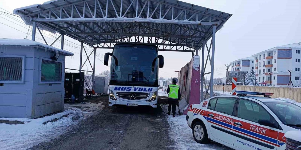 Muş’ta jandarma ekipleri otobüsleri denetledi