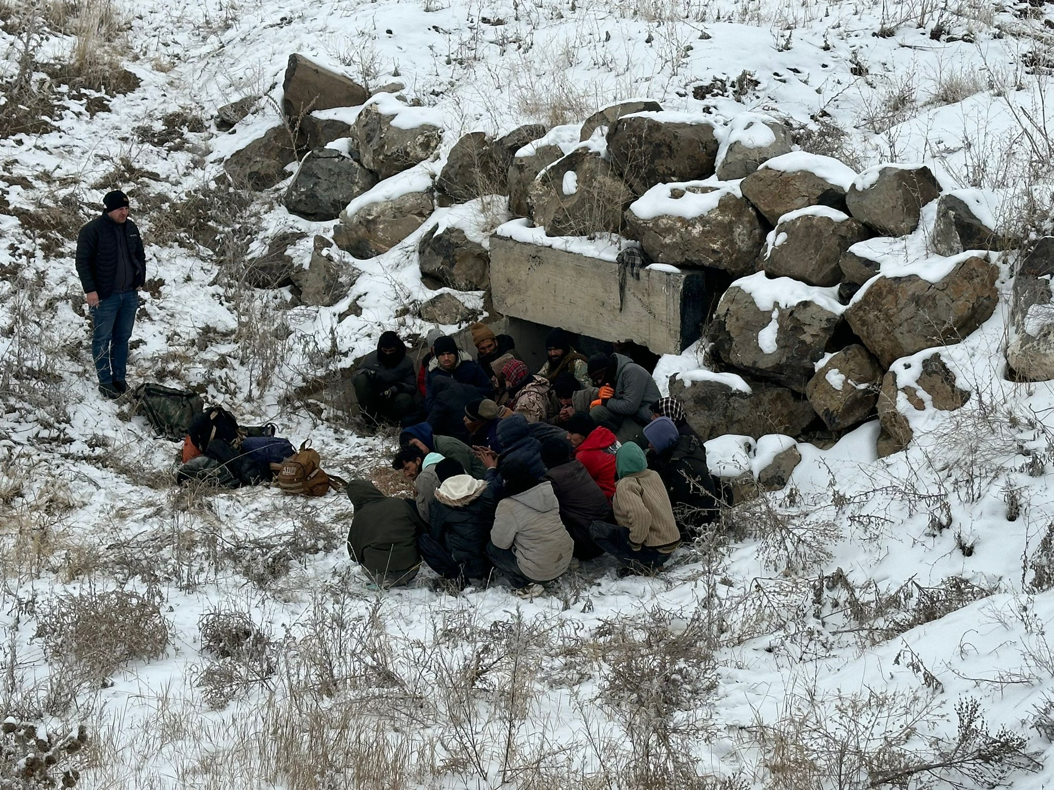 Kars’ta menfezden 24 düzensiz göçmen çıktı