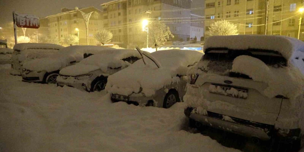 Bitlis’te kar yağışı etkisini arttırdı: Araçlar kara gömüldü