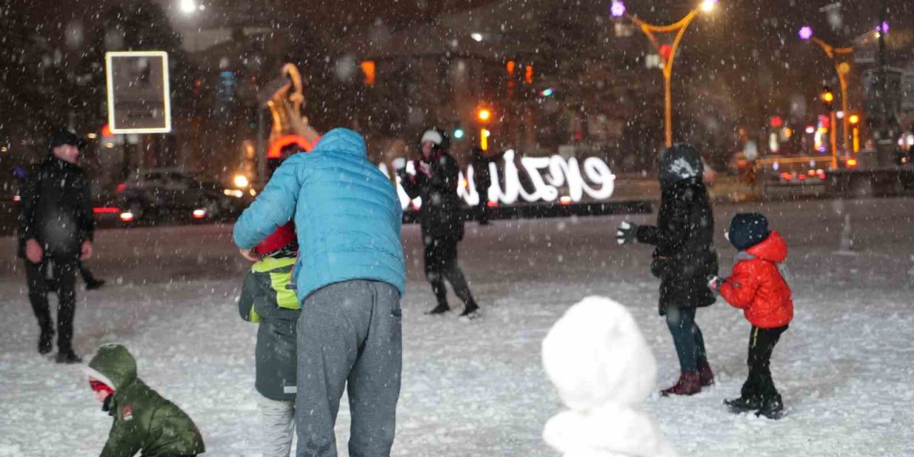 Erzincan’da kar yağışı vatandaşları sevindirdi