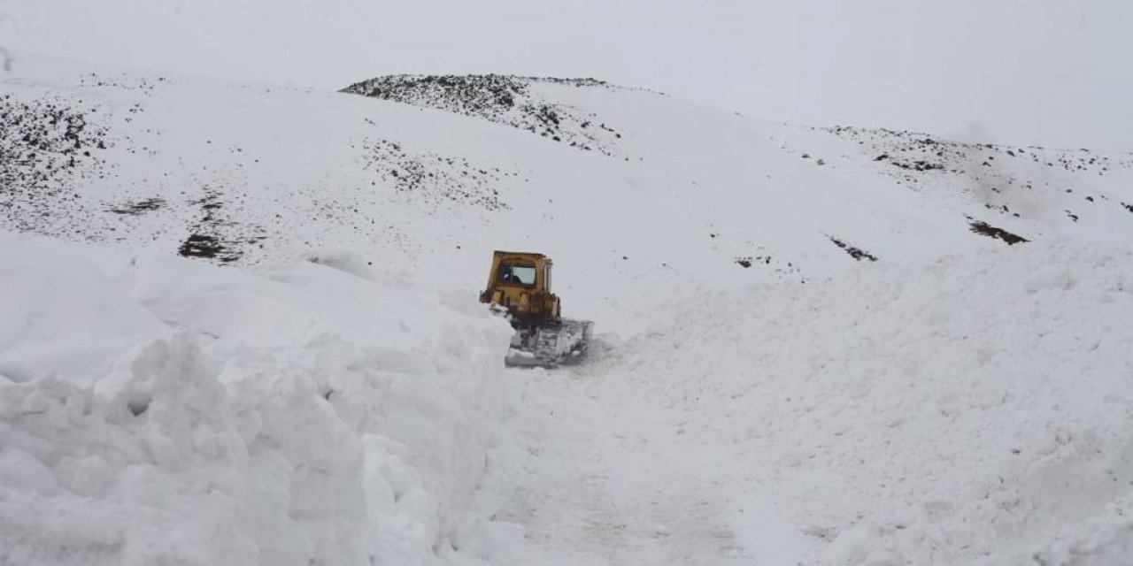 Tatvan’da 25 köy yolu ulaşıma kapandı