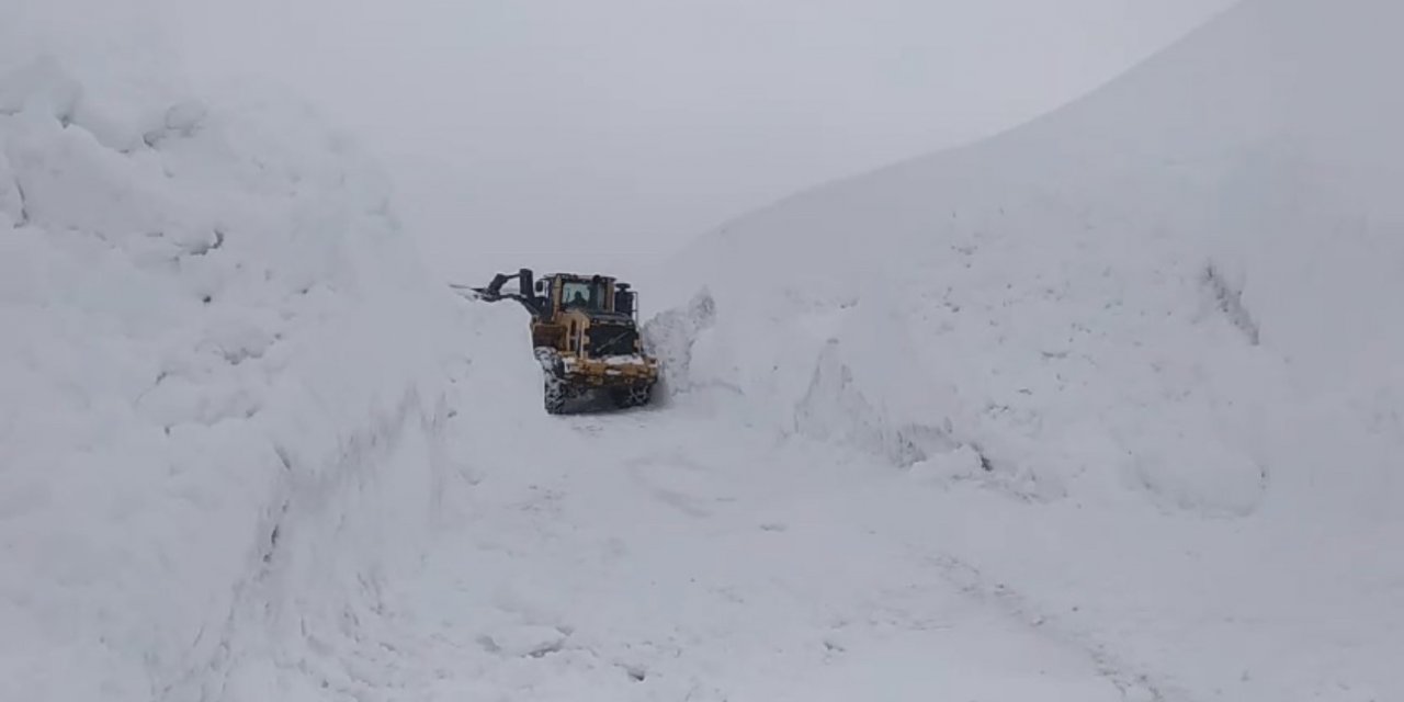 Askeri üs bölgesi yolunda 2 metreyi bulan karda zorlu çalışma