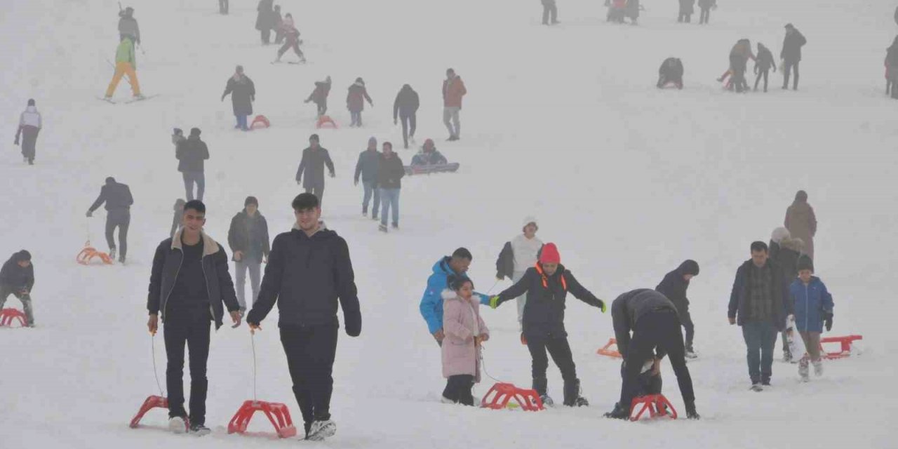 Güzeltepe Kayak Merkezi kar yağışıyla sezonu açtı