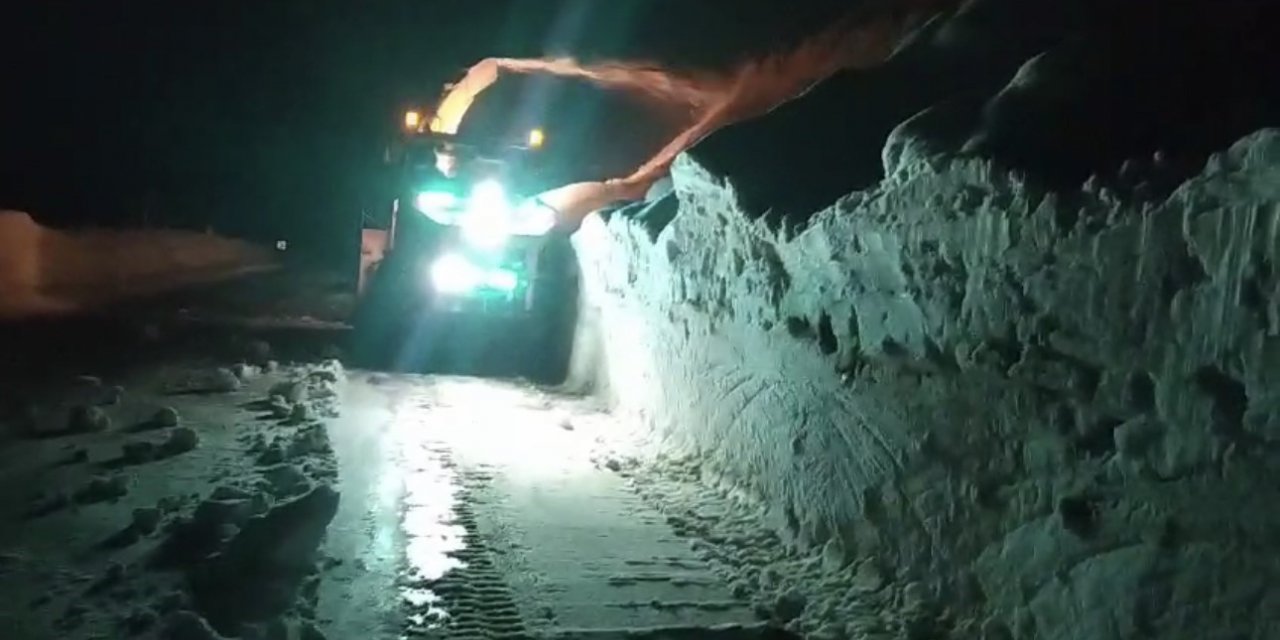 "Turuncu elbiseliler" gece iş başında: 3 metrelik karlı yolu açma çalışması