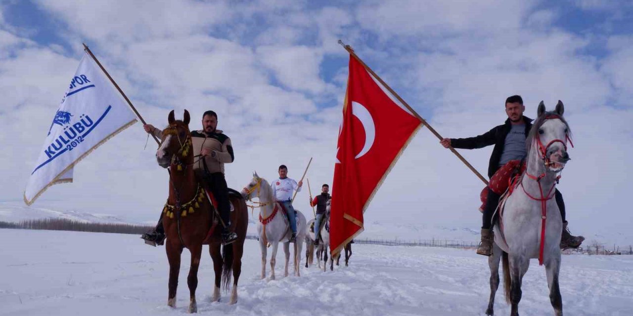 Erzurum’da kar üzerinde cirit keyfi