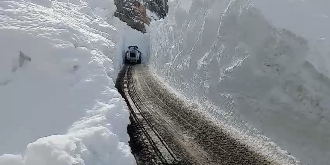 Yüksekova’da kardan 8 metrelik tüneller açıldı