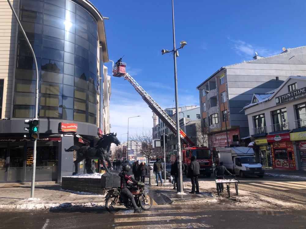 Kars’ta itfaiye çatılardaki buz sarkıtlarını kırıyor