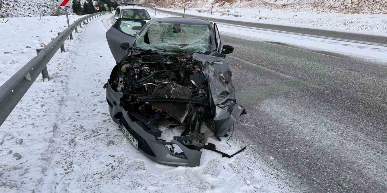 Malatya’da Otomobil tıra çarptı 1 yaralı