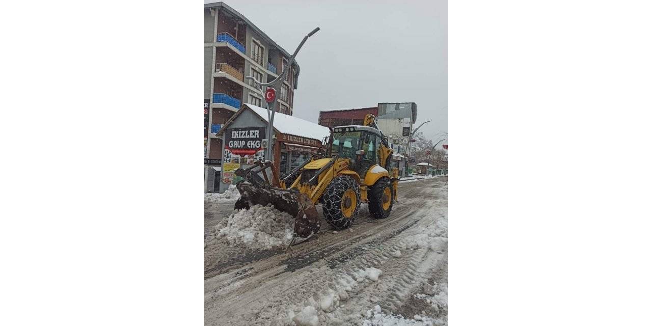 Çukurca Belediyesinden kar temizleme çalışması