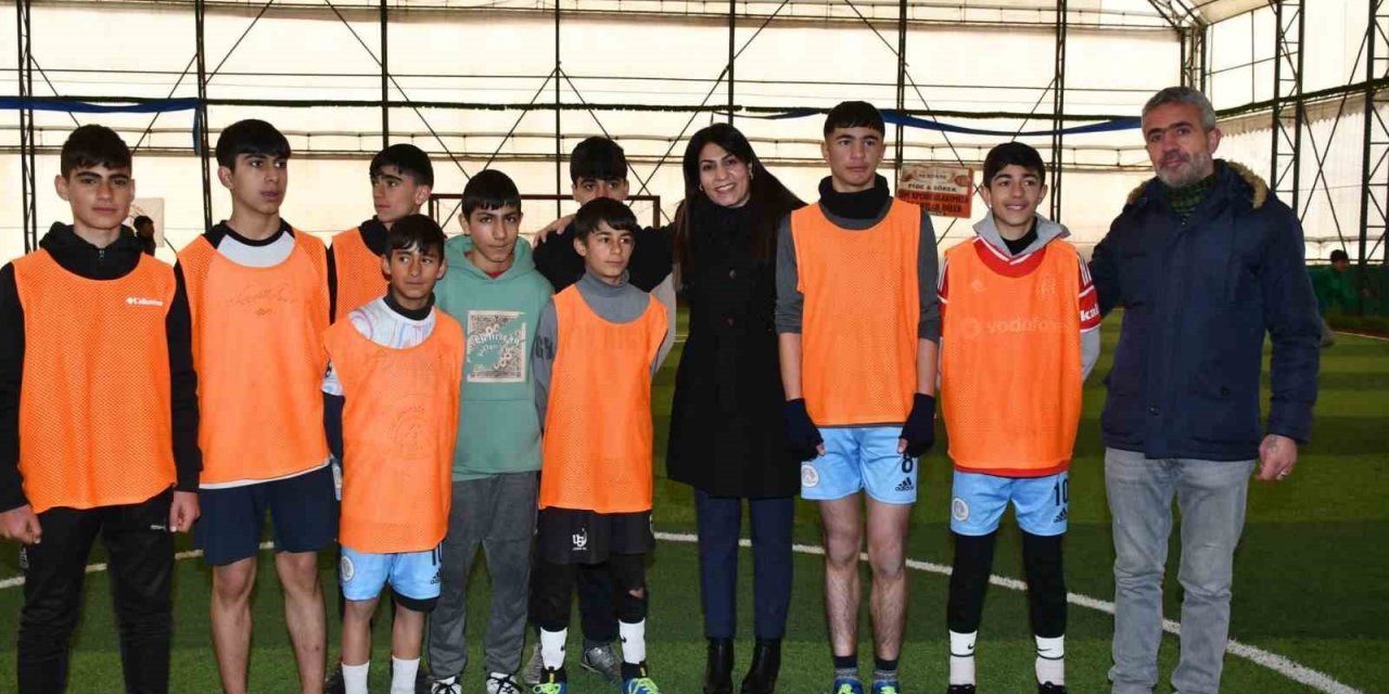 Ağrı’da öğrenciler ara tatilde futbol heyecanı yaşadı