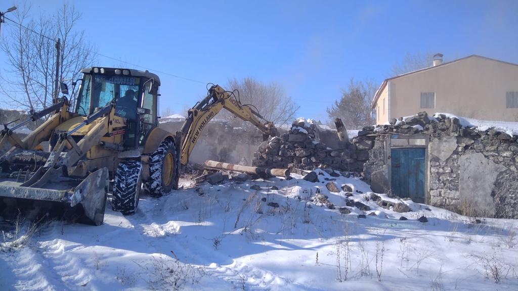 Kars'ta metruk binalar yıkılıyor