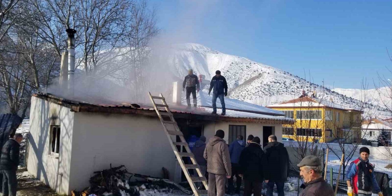 Müstakil evin çatı kısmı yandı