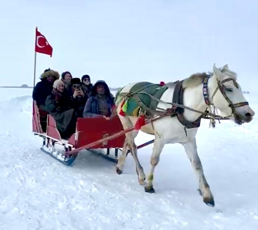 Avrupa Birliği Büyükelçilik Çalışanları Çıldır Gölü’nde eğlendi