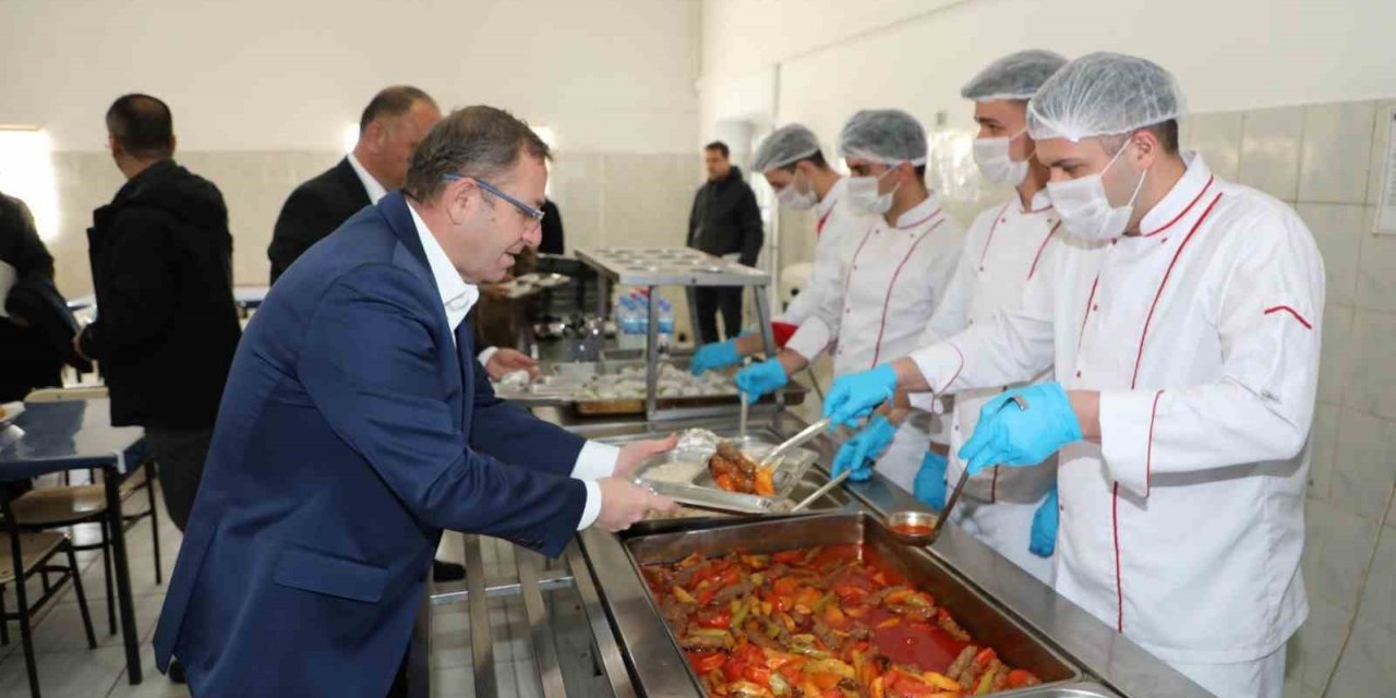 Vali Polat’tan jandarmayla öğle yemeği yedi