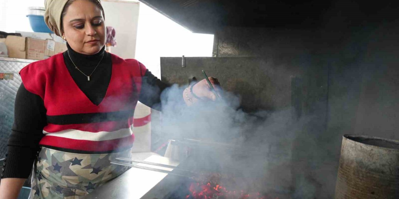 Depremin izlerini silebilmek için başladı, şehrin tek kadın kebap ustası oldu