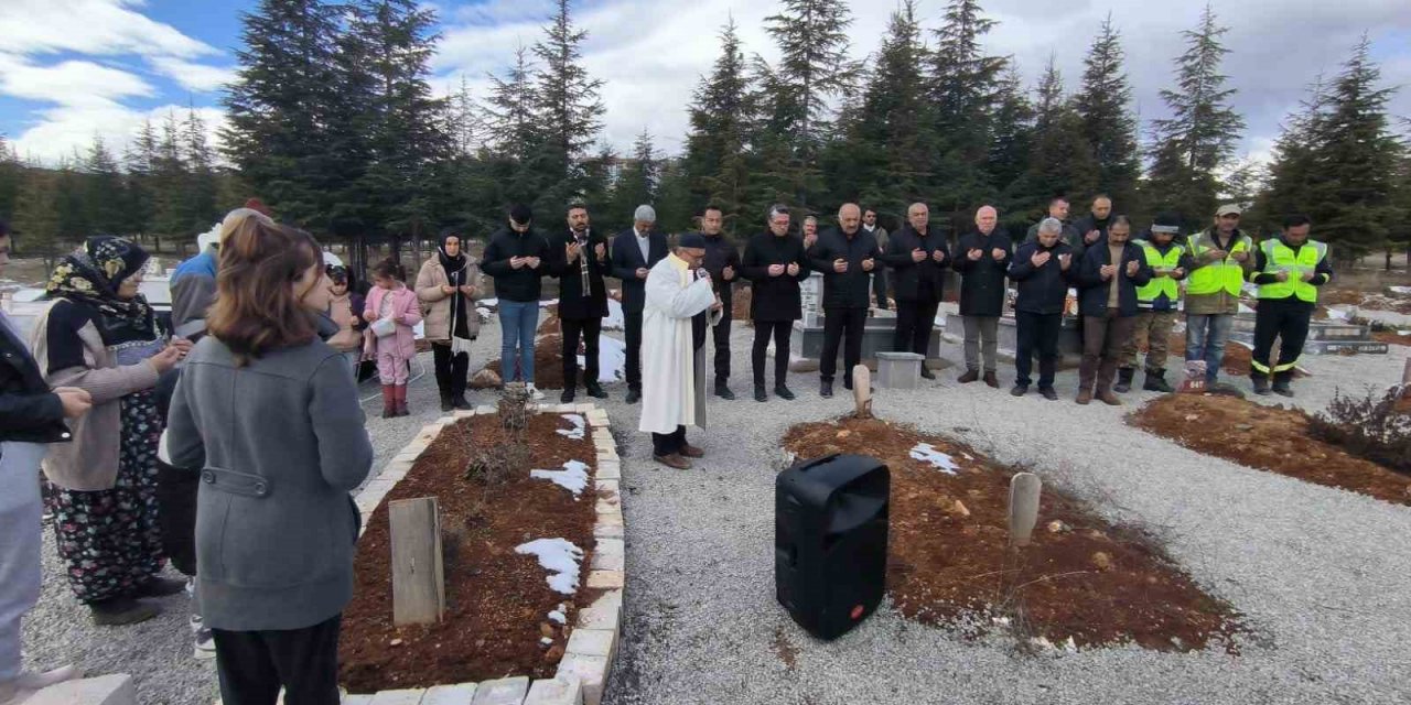 Başkan Zelyurt, Doğanşehir’de depremde hayatını kaybedenlerin mezarlarını ziyaret etti