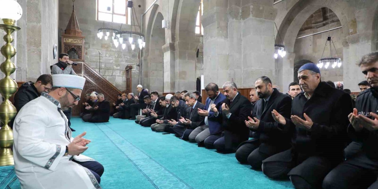 Depremde hayatını kaybeden polis memurları ve yakınları için mevlit okutuldu