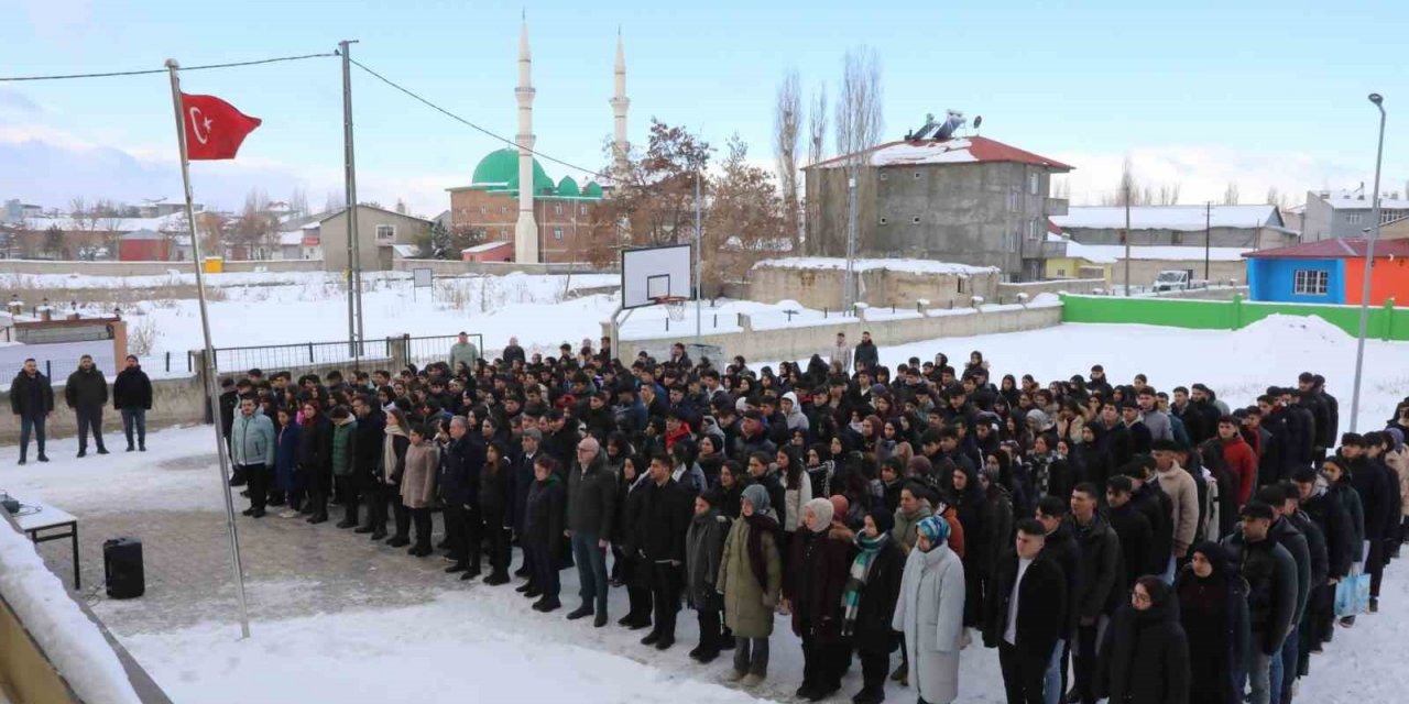 Ağrı’da deprem şehitleri için saygı duruşu