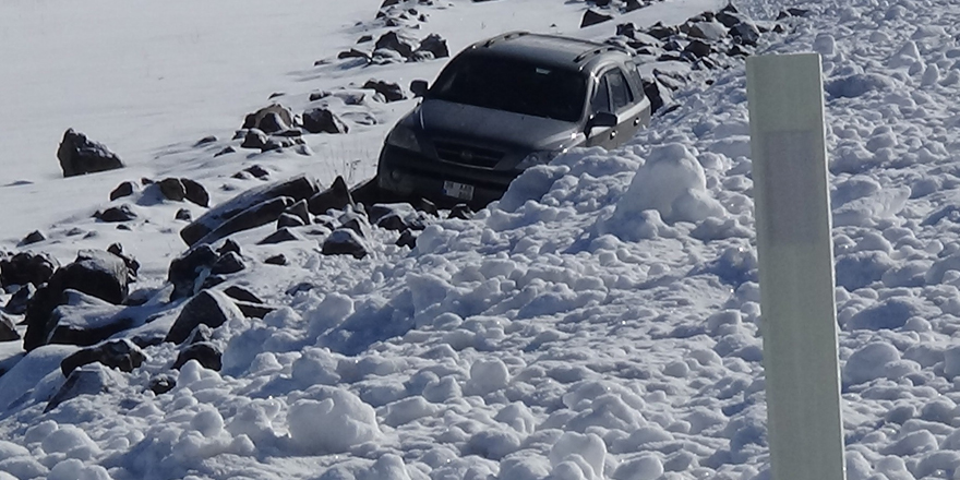 Kars’ta buz tutan yolda kayan otomobil şarampole düştü