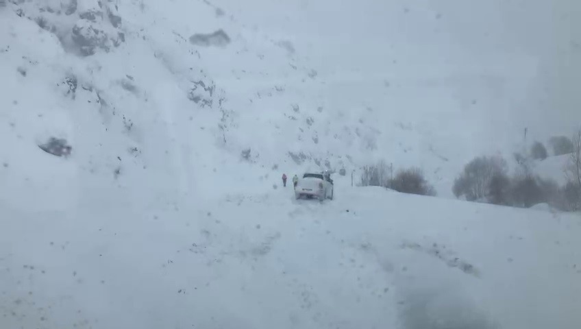 Erzurum-Rize karayoluna çığ düştü