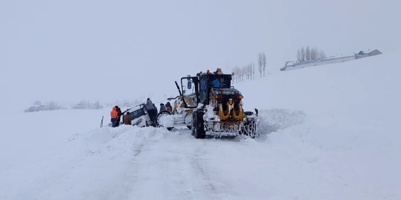 Van’da yol açma ve kurtarma çalışması