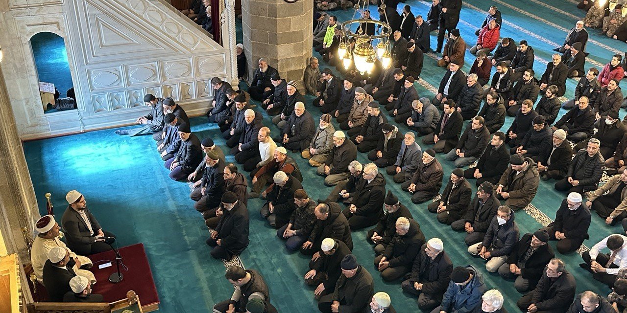 Depremde kaybettiğimiz polis dualarla anıldı