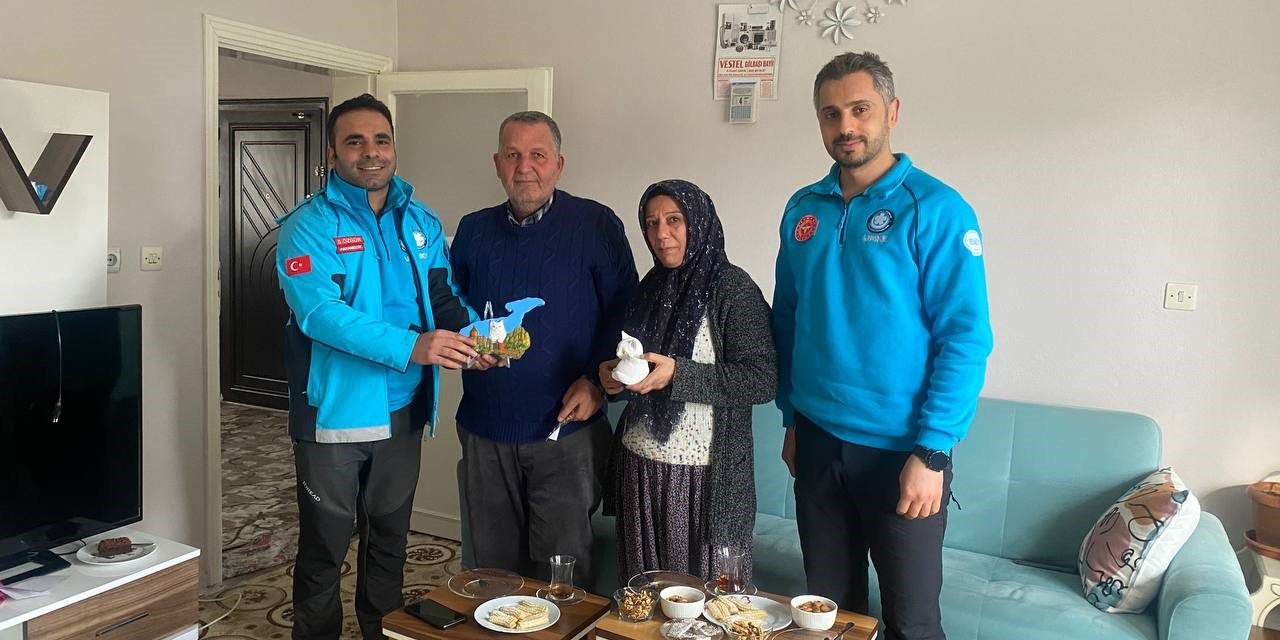 UMKE ekipleri enkazda kurtardıkları aileyle buluştu