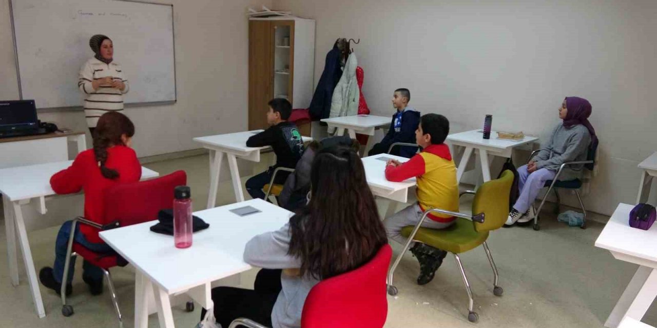 Minikler İngilizce kursunda hem eğleniyor hem öğreniyor