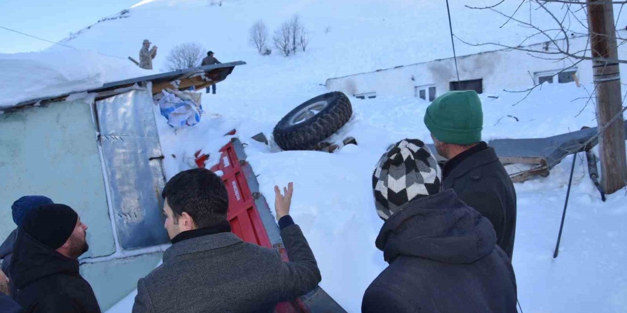 Posof’ta köye çığ düştü