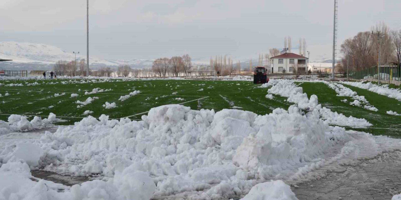 Diyarbakır Çınarspor ile Yeşil Vartospor maçı öncesi saha kardan temizlendi