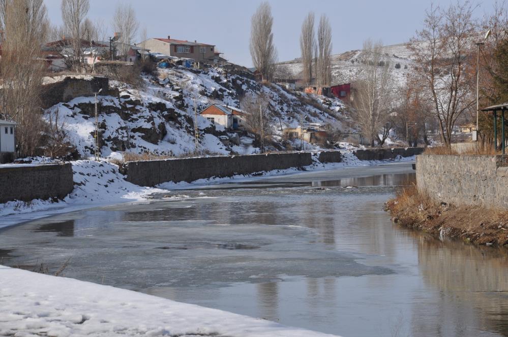 Kars Çayı’nın buzları çözüldü