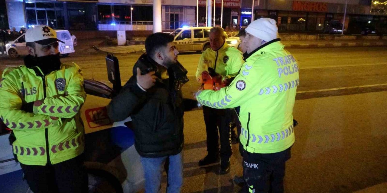 Polisin ’dur’ ihtarına uymayarak kaçan ehliyetsiz sürücü kaza yaptı