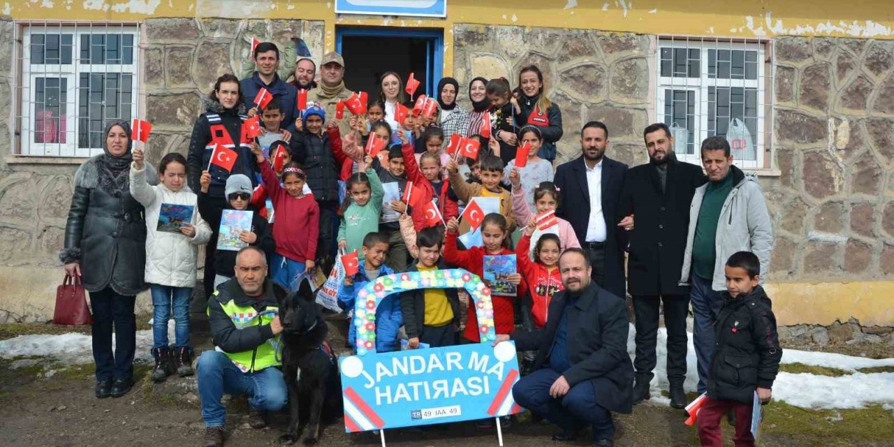 Varto’da şehit yakınları ve jandarmadan köy ilkokuluna anlamlı ziyaret