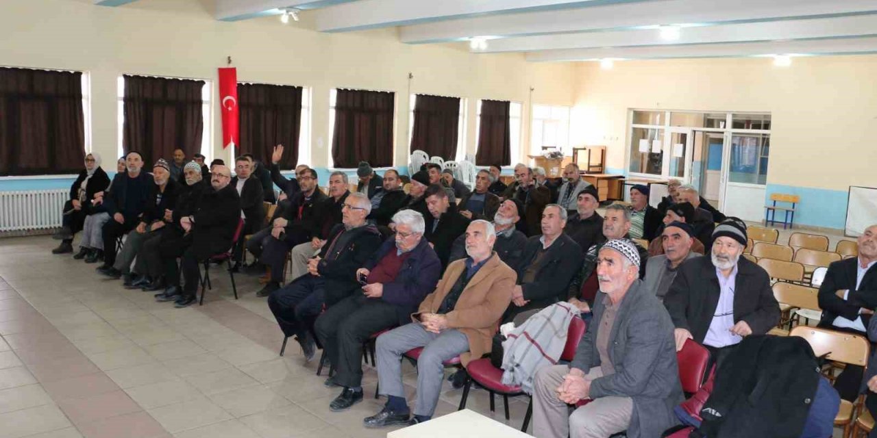 Üzümlü’de çiftçilere üzüm bağlarında görülen hastalık ve zararlılarla ilgili eğitim verildi