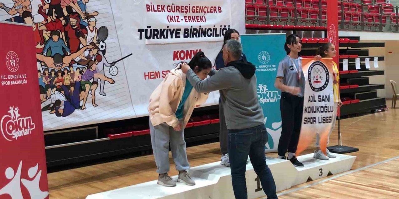 Bilek güreşi şampiyonasında Türkiye ikincisi oldu