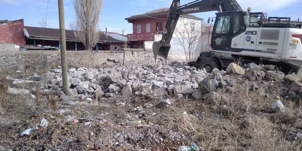 Kars’ta metruk binaların yıkımı sürüyor