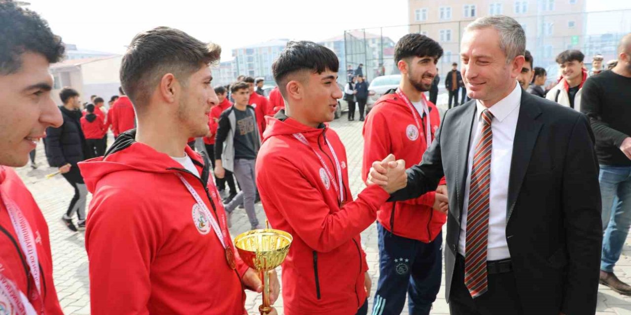 Kros şampiyonları coşkuyla karşılandı