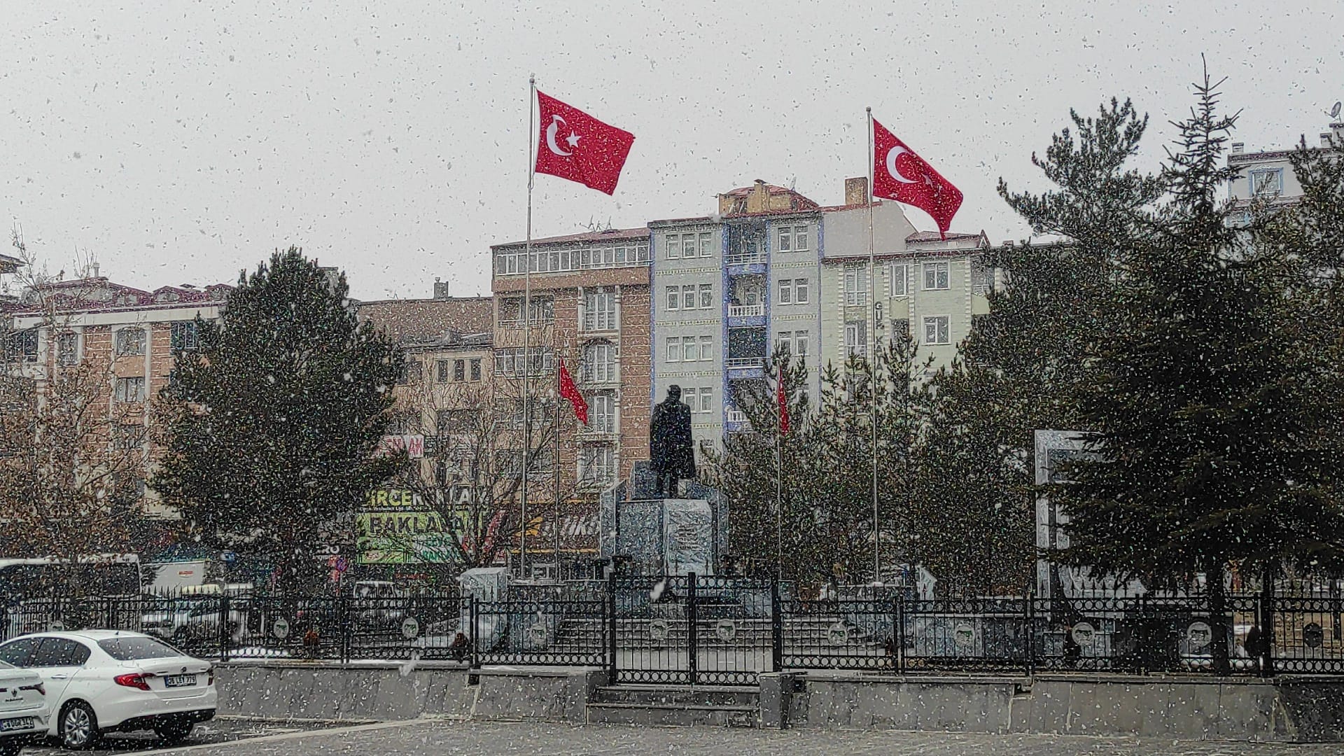 Kars’ta lapa lapa kar yağışı