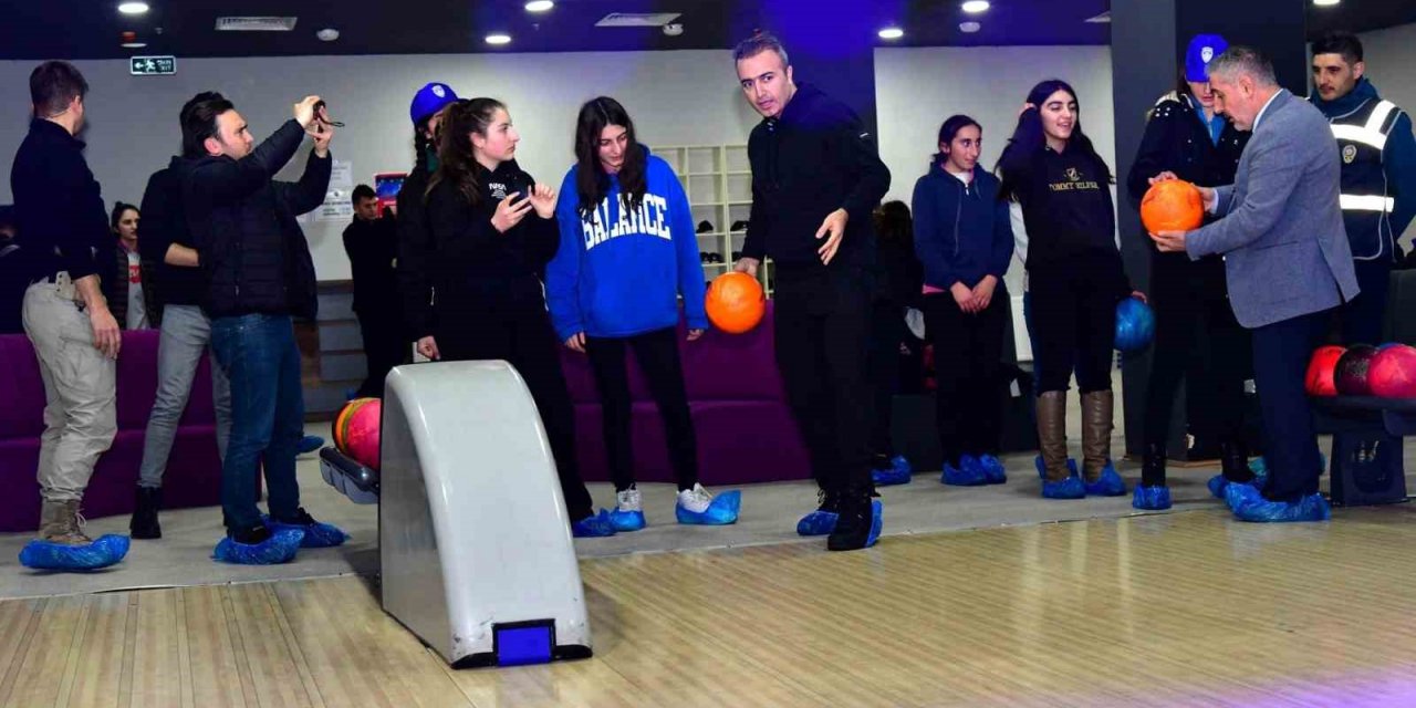 Vali Çiçek öğrencilerle bowling oynadı