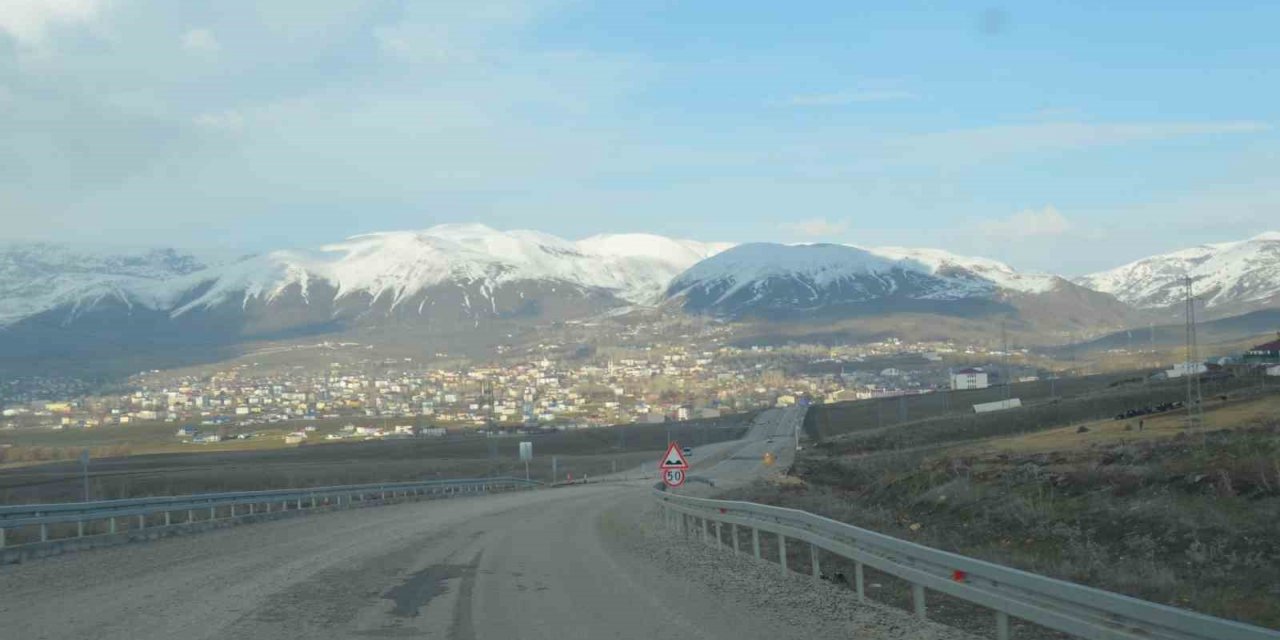 Heyelan sonucu kara yoluna inen toprak yığını kaldırıldı