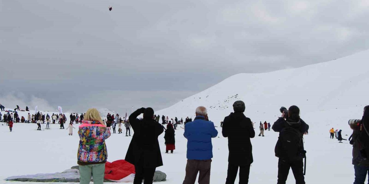 Bingöl’deki kayak merkezinde, paraşütçüler fotoğrafçılar için uçuş yaptı