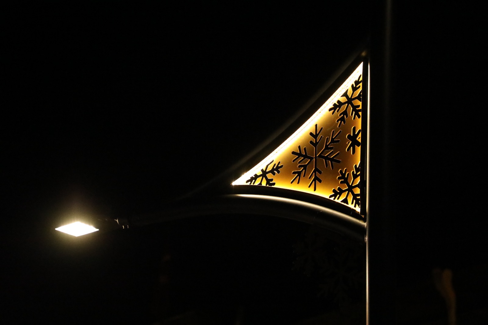 Atatürk Caddesi ışıklandırıldı