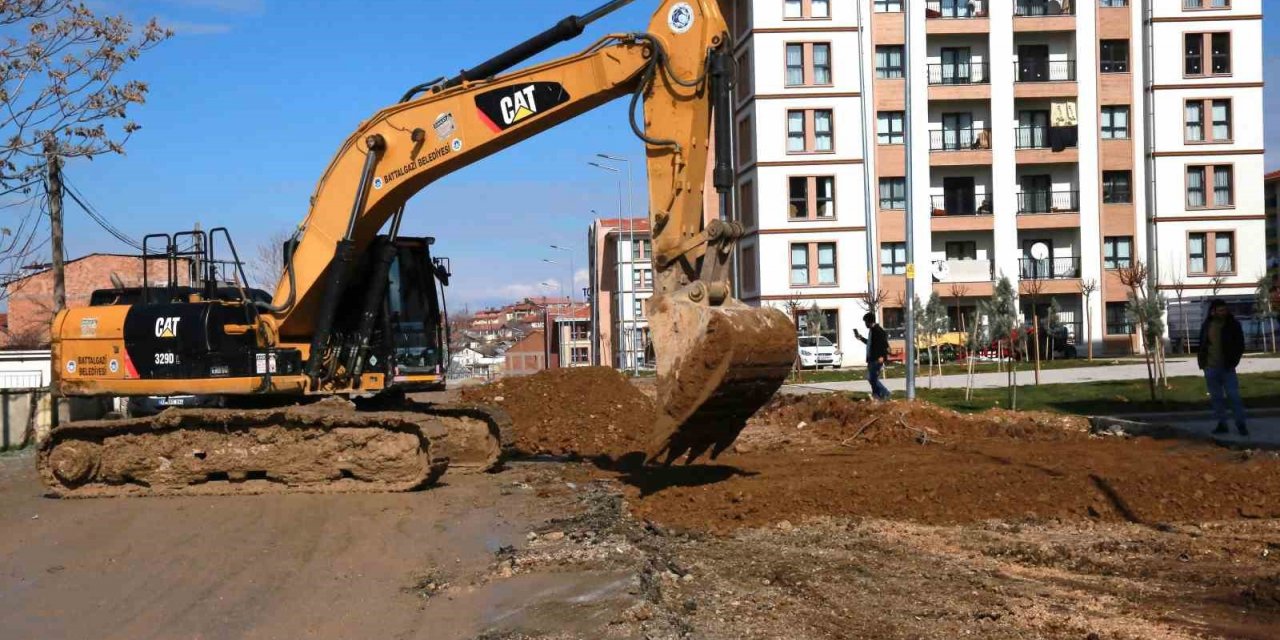 Battalgazi Belediyesi, yollarda altyapı sağlamlaştırma çalışmaları gerçekleştirdi