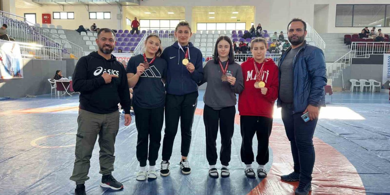 Kadınlar Güreş Türkiye Şampiyonası’nda Erzincanlı sporculardan büyük başarı