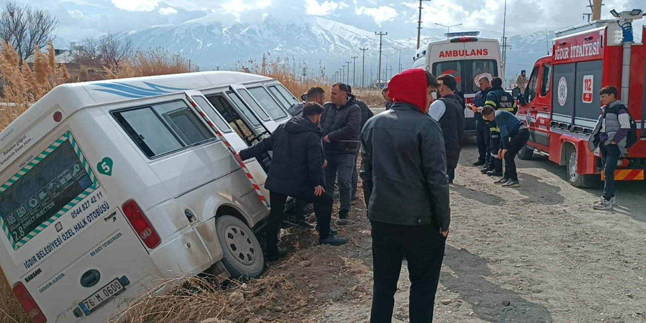 Yolcu minibüsü tahliye kanalına düştü