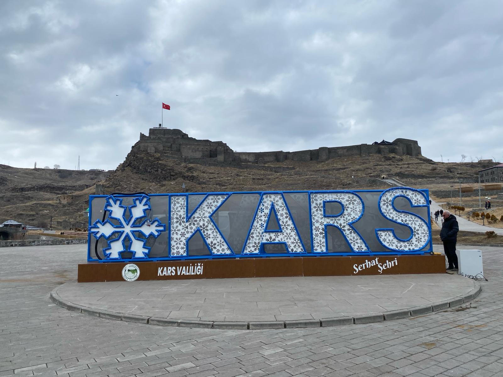 Kar tanesi figürlü yeni Kars yazısı