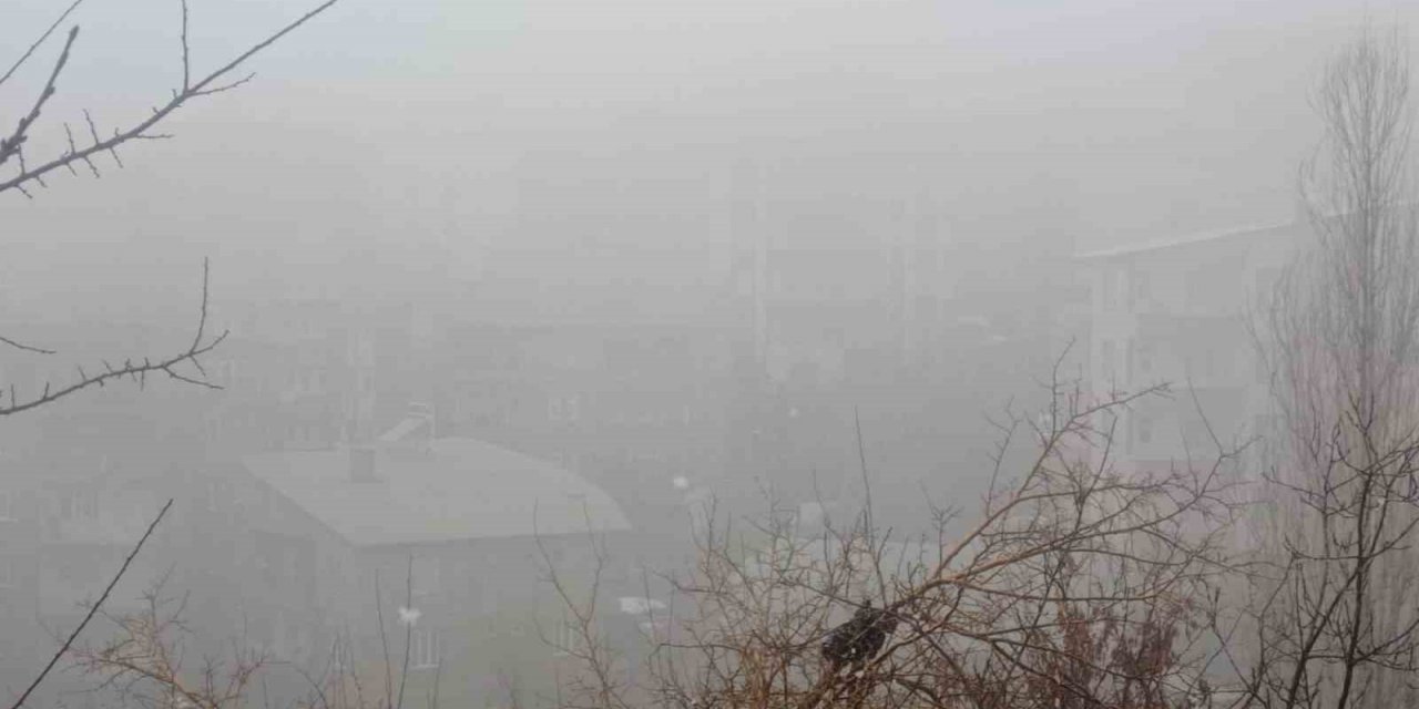 Hakkari’de karla karışık yağmur ve sis etkili oluyor